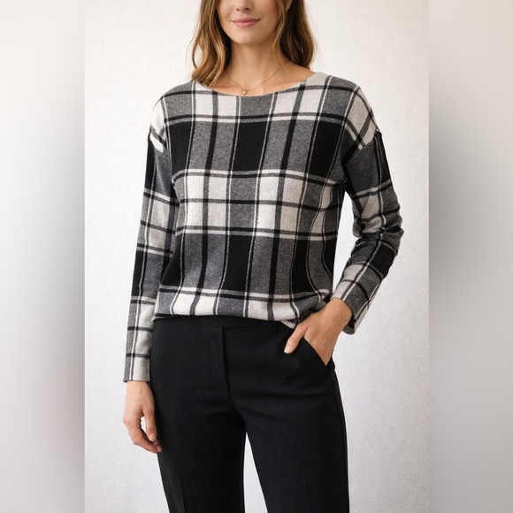 Tahari Sweaters - Plaid Women’s Tahari Boatneck Sweater in Black and White.
